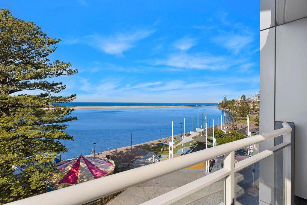 una vista del océano desde un balcón en The Entrance Waterfront Apartment 302, en The Entrance