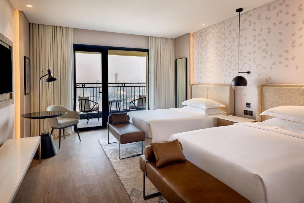 Postel nebo postele na pokoji v ubytování Sheraton Cairo Hotel & Casino