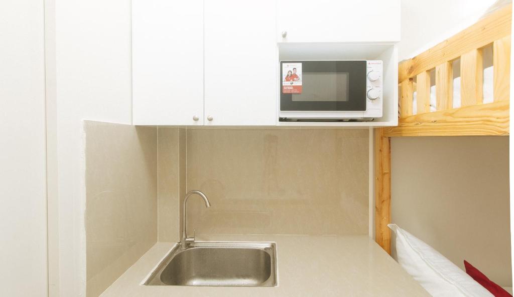 Kuchyň nebo kuchyňský kout v ubytování RedDoorz at Delorian Residences