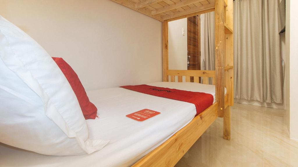 Postel nebo postele na pokoji v ubytování RedDoorz at Delorian Residences