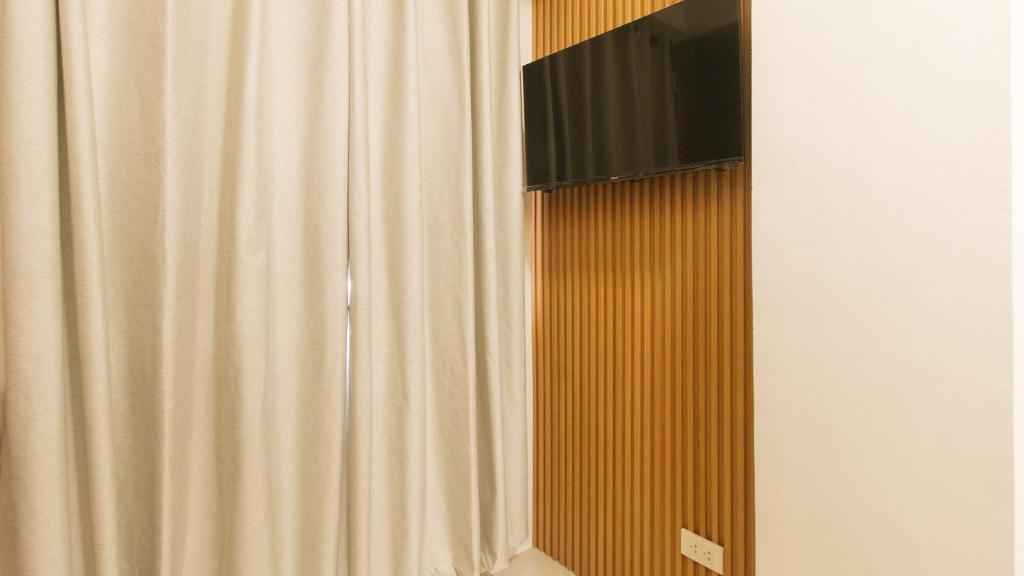 TV a/nebo společenská místnost v ubytování RedDoorz at Delorian Residences