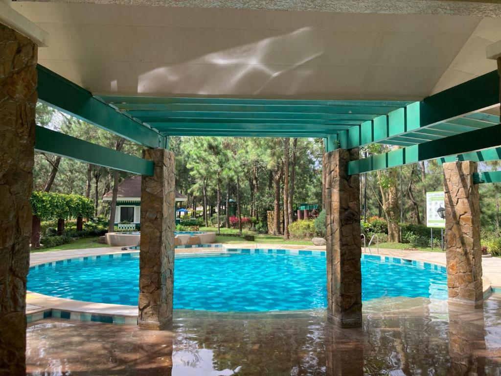 Bazén v ubytování Vacation Villa at Crosswinds Tagaytay nebo v jeho okolí