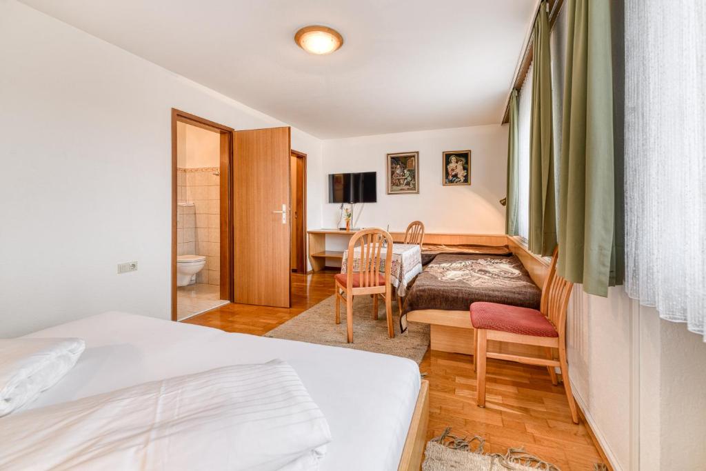 Postel nebo postele na pokoji v ubytování Gasthaus Hecht