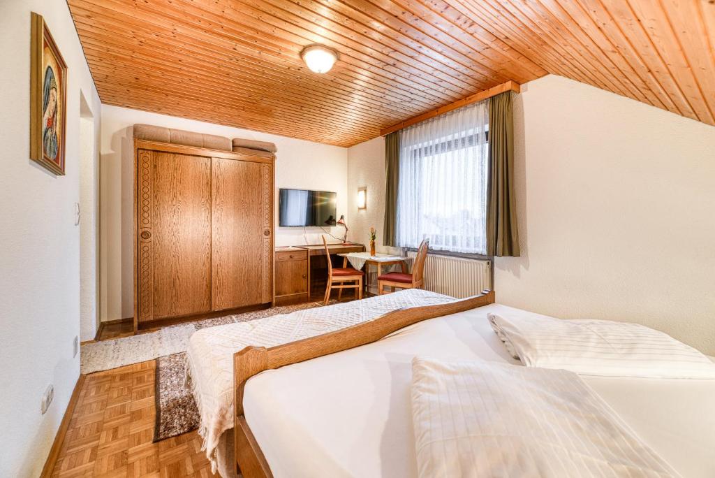 Postel nebo postele na pokoji v ubytování Gasthaus Hecht