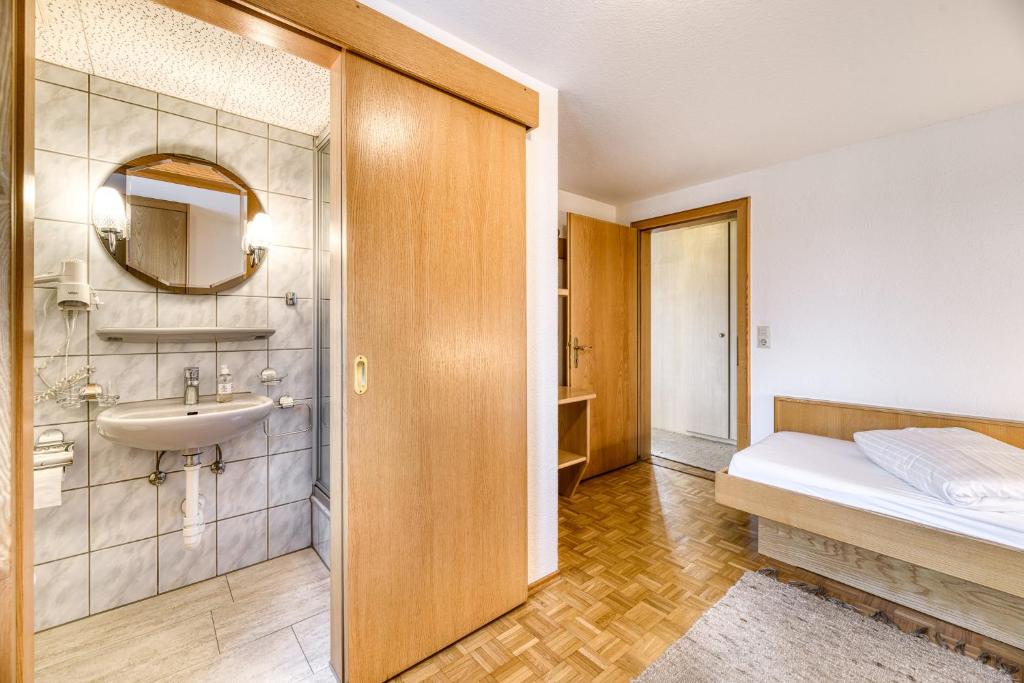 Postel nebo postele na pokoji v ubytování Gasthaus Hecht