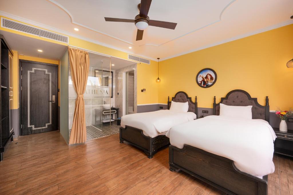 Postel nebo postele na pokoji v ubytování JM Hoi An Beach Hotel - Free Shuttle Car To Old Town