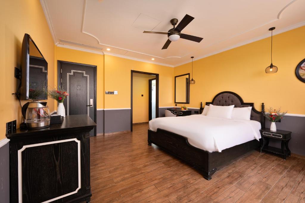 Postel nebo postele na pokoji v ubytování JM Hoi An Beach Hotel - Free Shuttle Car To Old Town