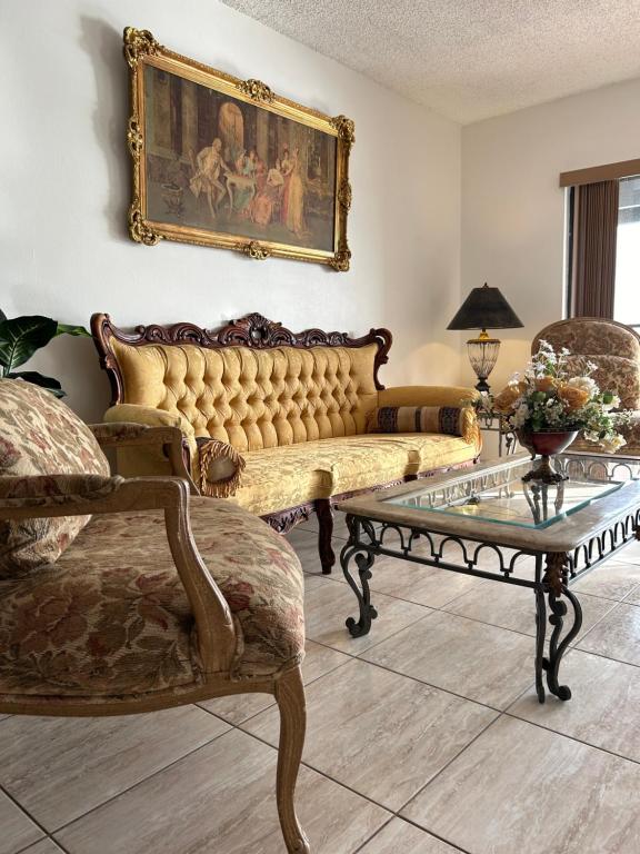 Posezení v ubytování Beautiful apartment with very elegant colonial decoration