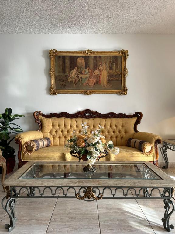 Posezení v ubytování Beautiful apartment with very elegant colonial decoration