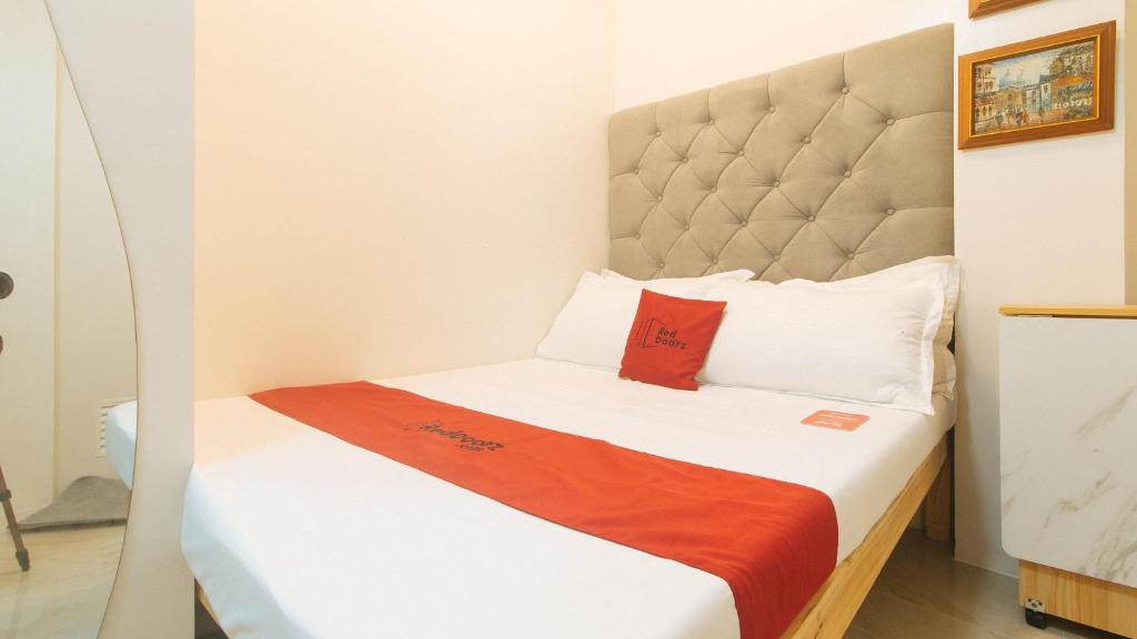 Postel nebo postele na pokoji v ubytování RedDoorz at Delorian Residences