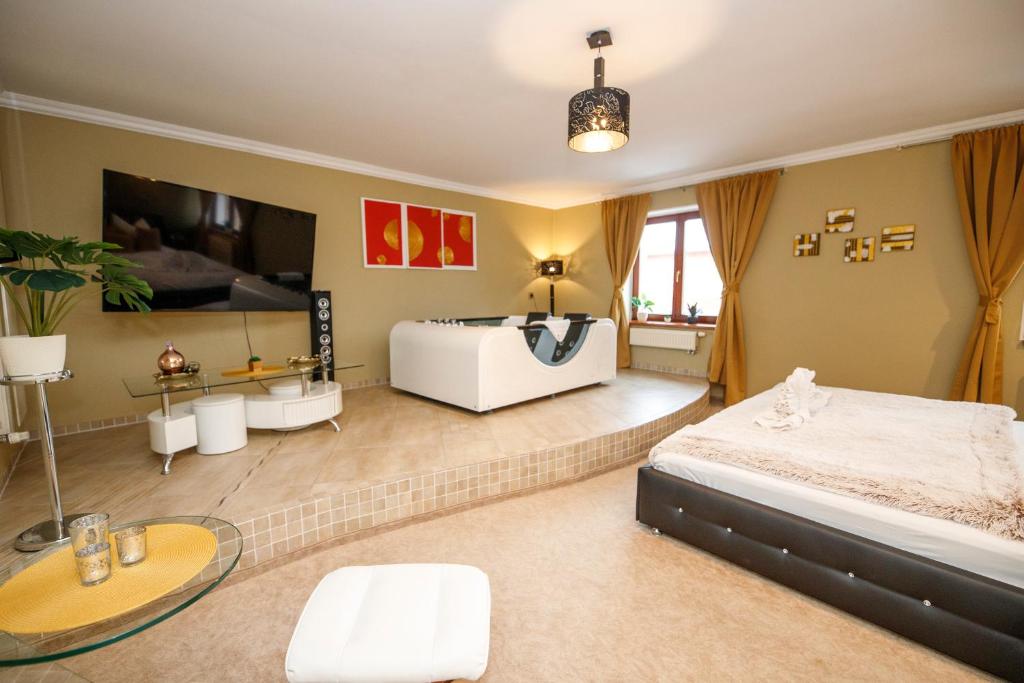 Łóżko lub łóżka w pokoju w obiekcie Wellness Hotel Beethoven
