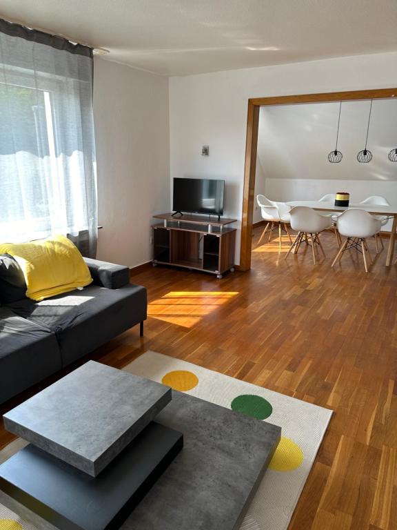 TV a/nebo společenská místnost v ubytování Deluxe 7 queen sized bedroom Apartment in Herford Hiddenhausen