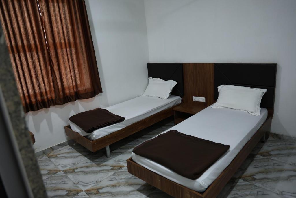 Postel nebo postele na pokoji v ubytování Hotel Aaram Kalupur