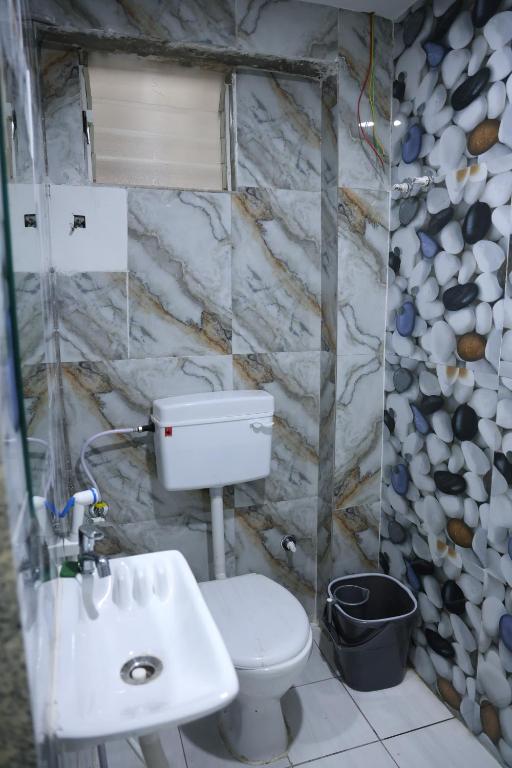 Koupelna v ubytování Hotel Aaram Kalupur