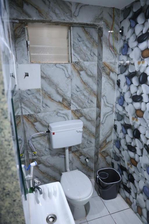 Koupelna v ubytování Hotel Aaram Kalupur