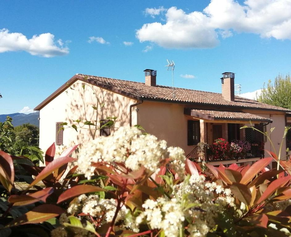 una casa con dei fiori davanti di Il Casaletto di Simonetta ad Acquasparta