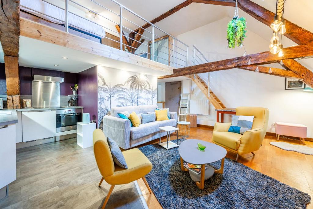 un salon avec un canapé et une table dans l'établissement La Mansarde - Duplex au bord du lac, à Annecy