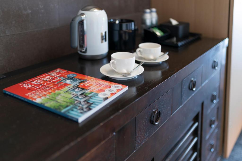 Příslušenství pro přípravu čaje a kávy v ubytování Park Hotel Kyoto