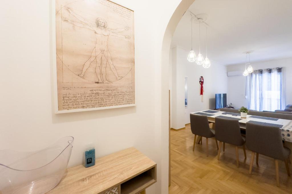 Televízia a/alebo spoločenská miestnosť v ubytovaní Urban Comfort Apt near Downtown