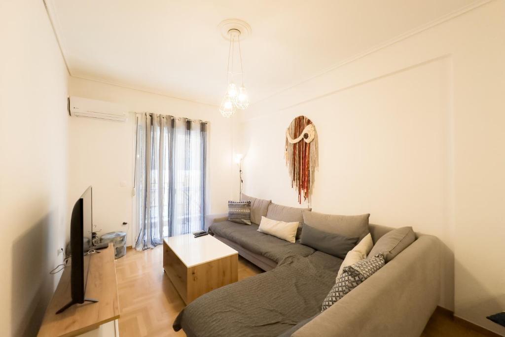 Televízia a/alebo spoločenská miestnosť v ubytovaní Urban Comfort Apt near Downtown