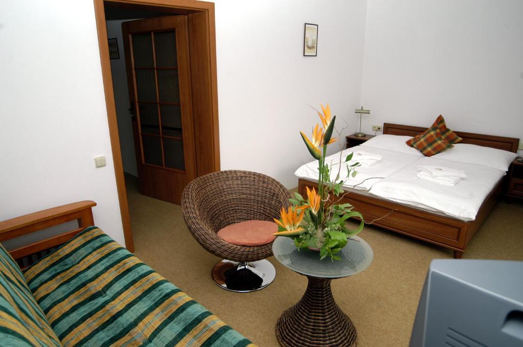 Rúm í herbergi á Hotel Loucky