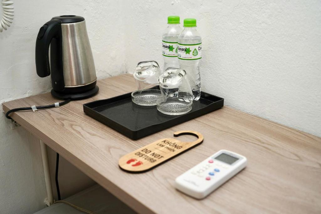 Příslušenství pro přípravu čaje a kávy v ubytování Bluebell Hotel
