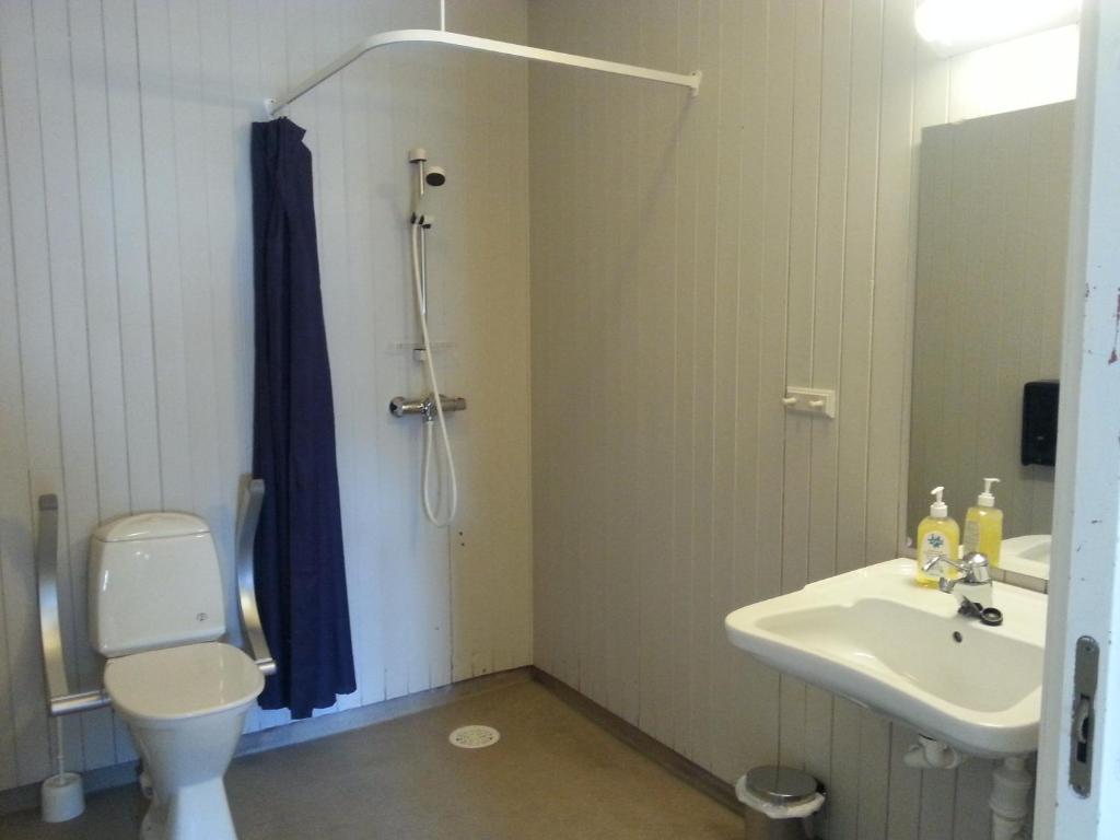 Koupelna v ubytování Tyskhella Rorbuer