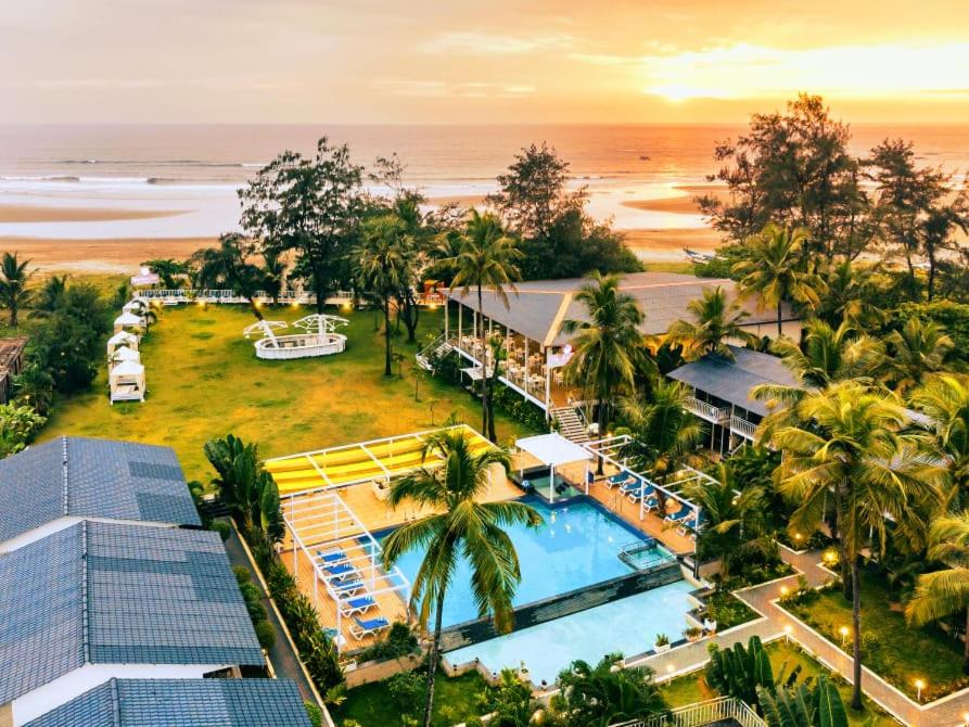 Bazén v ubytování Foxoso La Beach Resort & Spa nebo v jeho okolí