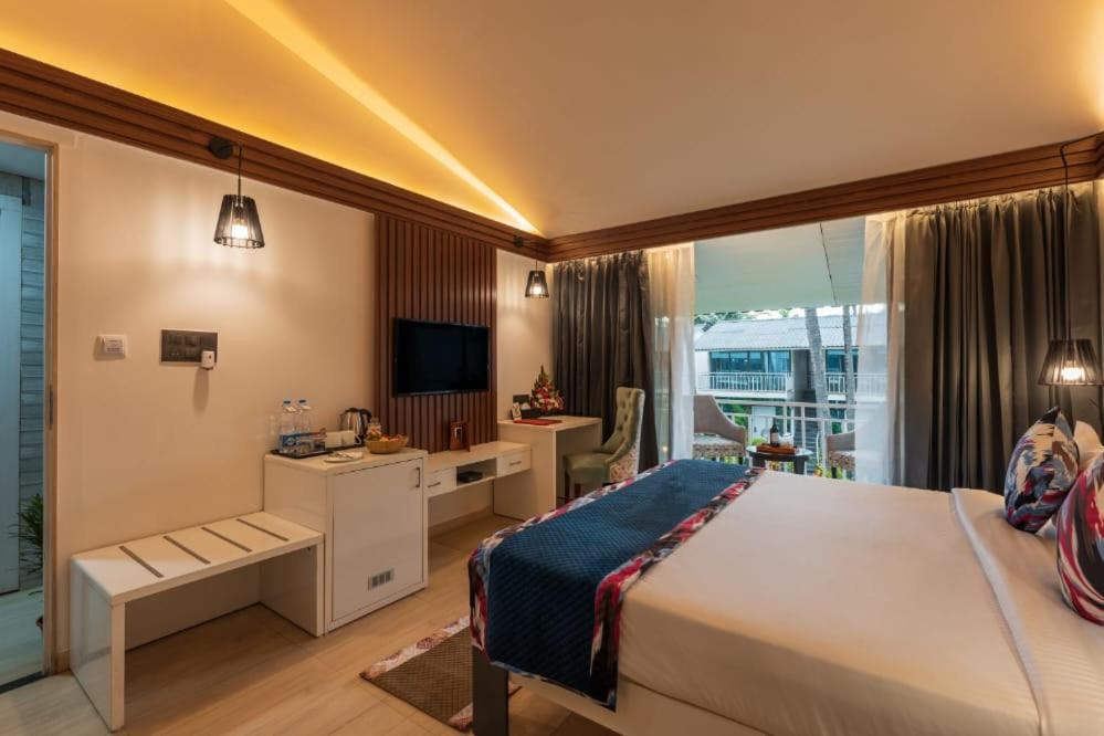 Postel nebo postele na pokoji v ubytování Foxoso La Beach Resort & Spa