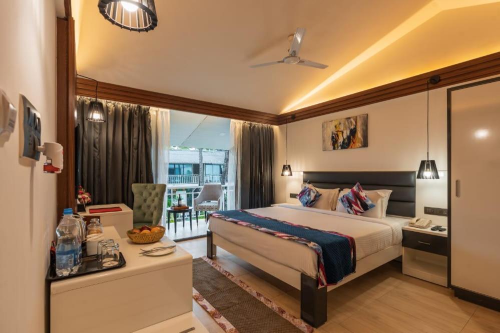 Postel nebo postele na pokoji v ubytování Foxoso La Beach Resort & Spa