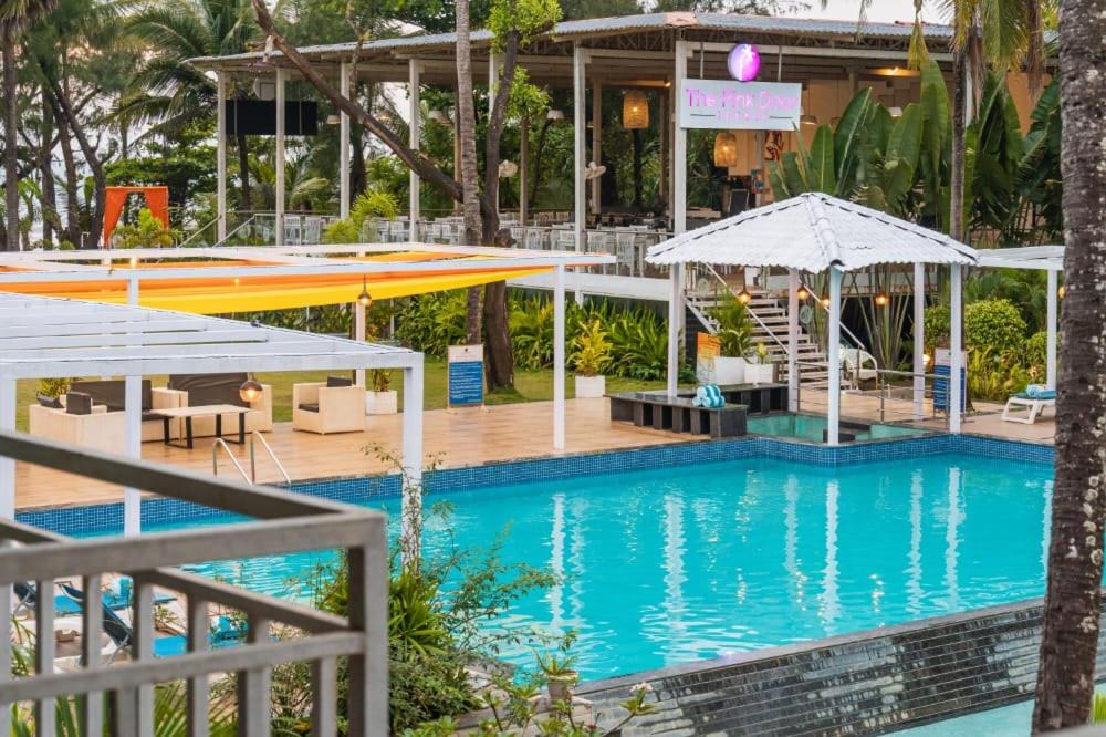 Bazén v ubytování Foxoso La Beach Resort & Spa nebo v jeho okolí