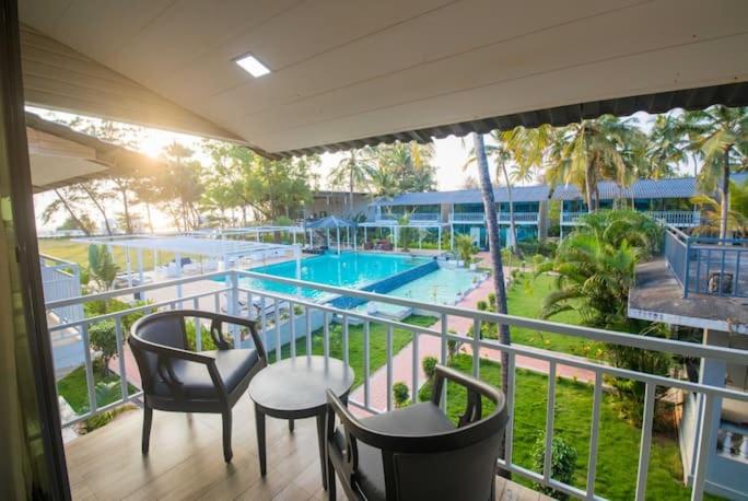 Bazén v ubytování Foxoso La Beach Resort & Spa nebo v jeho okolí