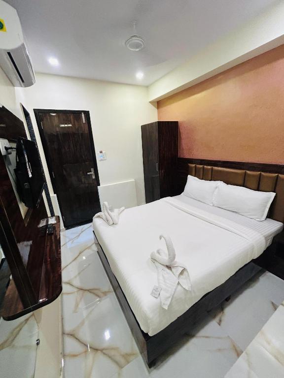 Postel nebo postele na pokoji v ubytování Hotel Rinza Residency