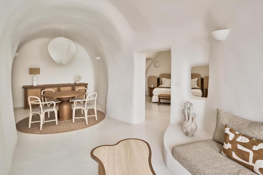 Część wypoczynkowa w obiekcie Mystique, a Luxury Collection Hotel, Santorini