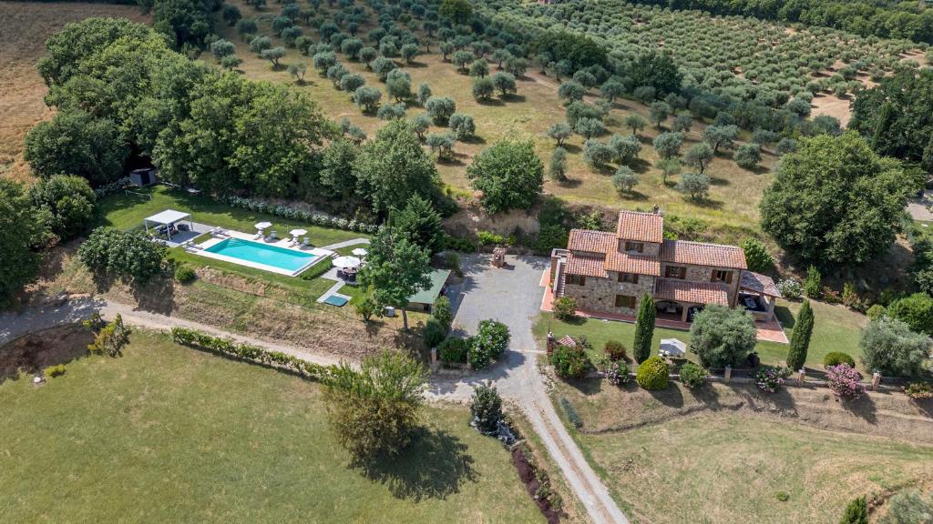eine Luftansicht eines Anwesens mit Pool in der Unterkunft VILLA PIANELLO 10, Emma Villas in Chianciano Terme