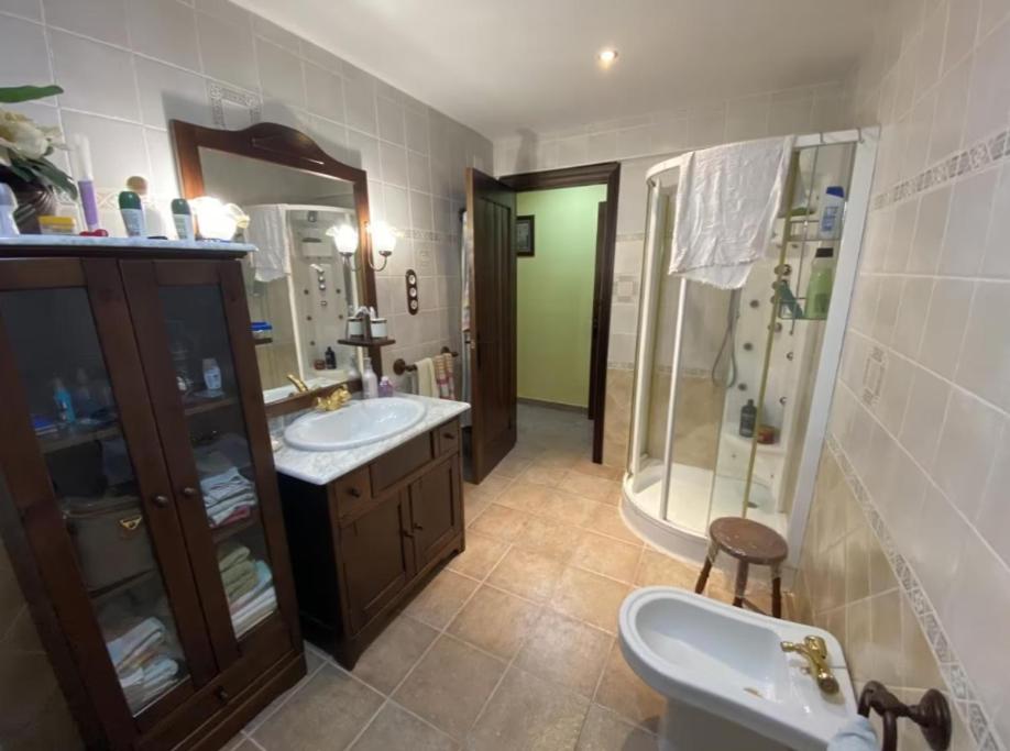 un bagno con due lavandini e una doccia di Tomi & Fonti a Guadamur