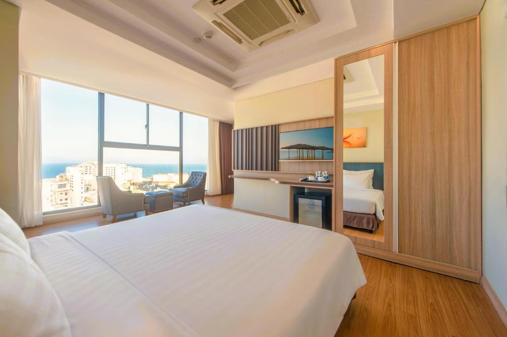 Junior Suite Twin with Sea View and Balcony