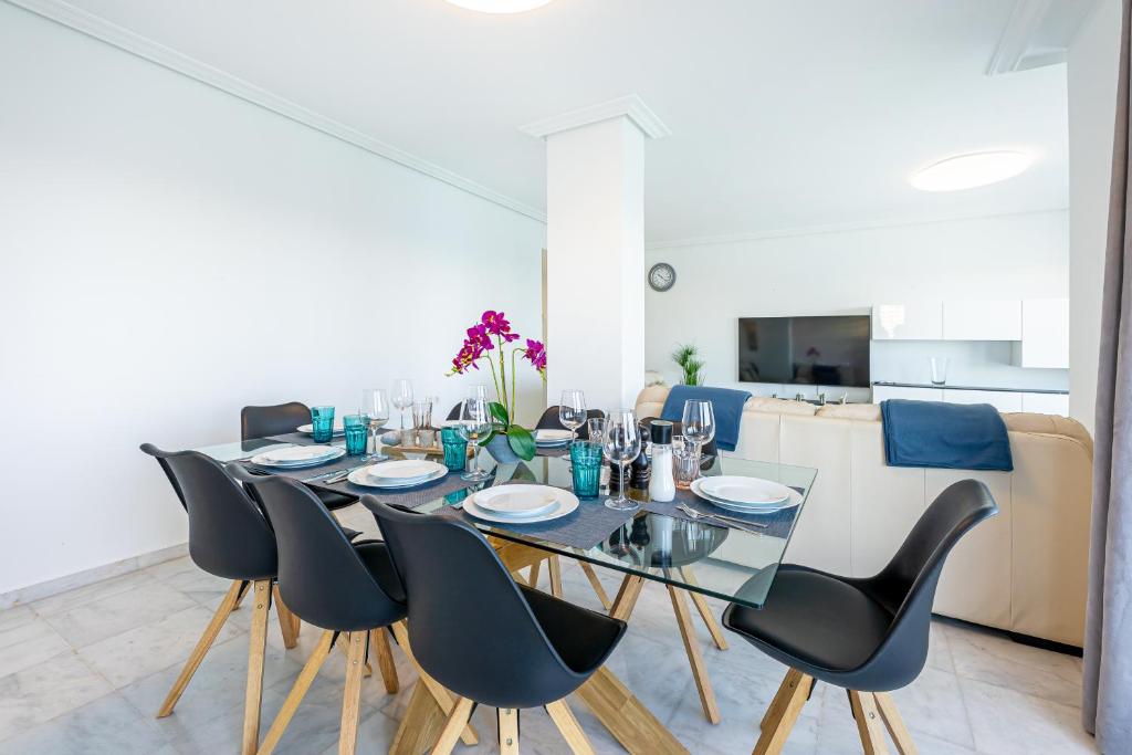 Kuchyňa alebo kuchynka v ubytovaní KEYWISE Beachhouse OceanBlue Duplex de lujo en primera línea con vistas espectaculares , Solárium privado y piscina