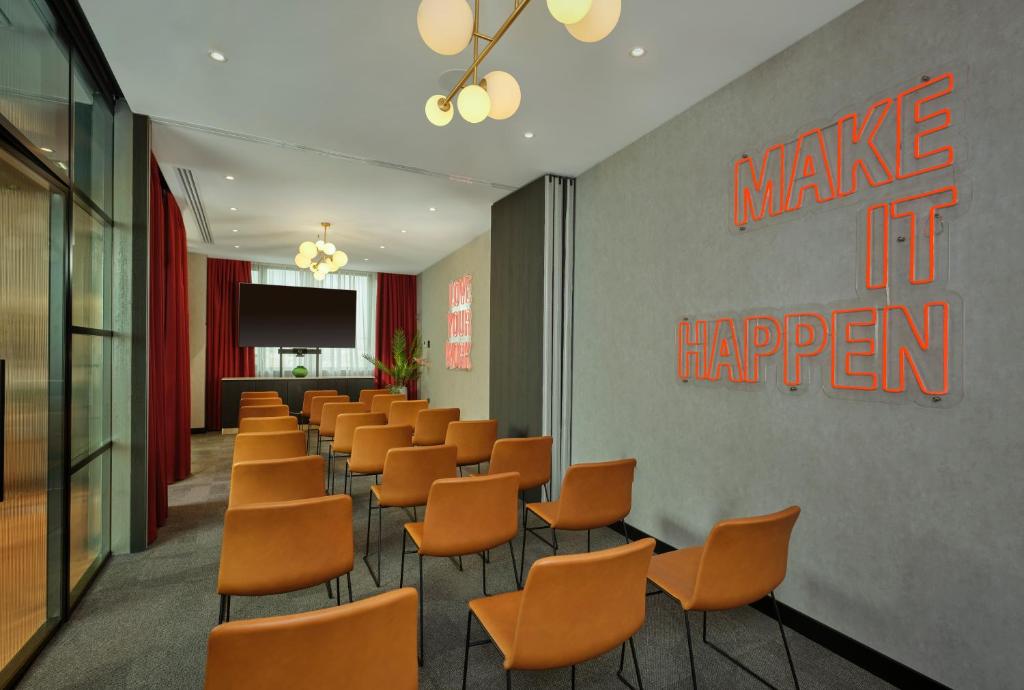 Area soggiorno di Radisson RED Belgrade