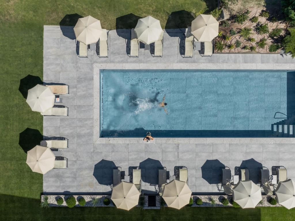Bazén v ubytování Dolmites Nature Hotel Vigilerhof nebo v jeho okolí