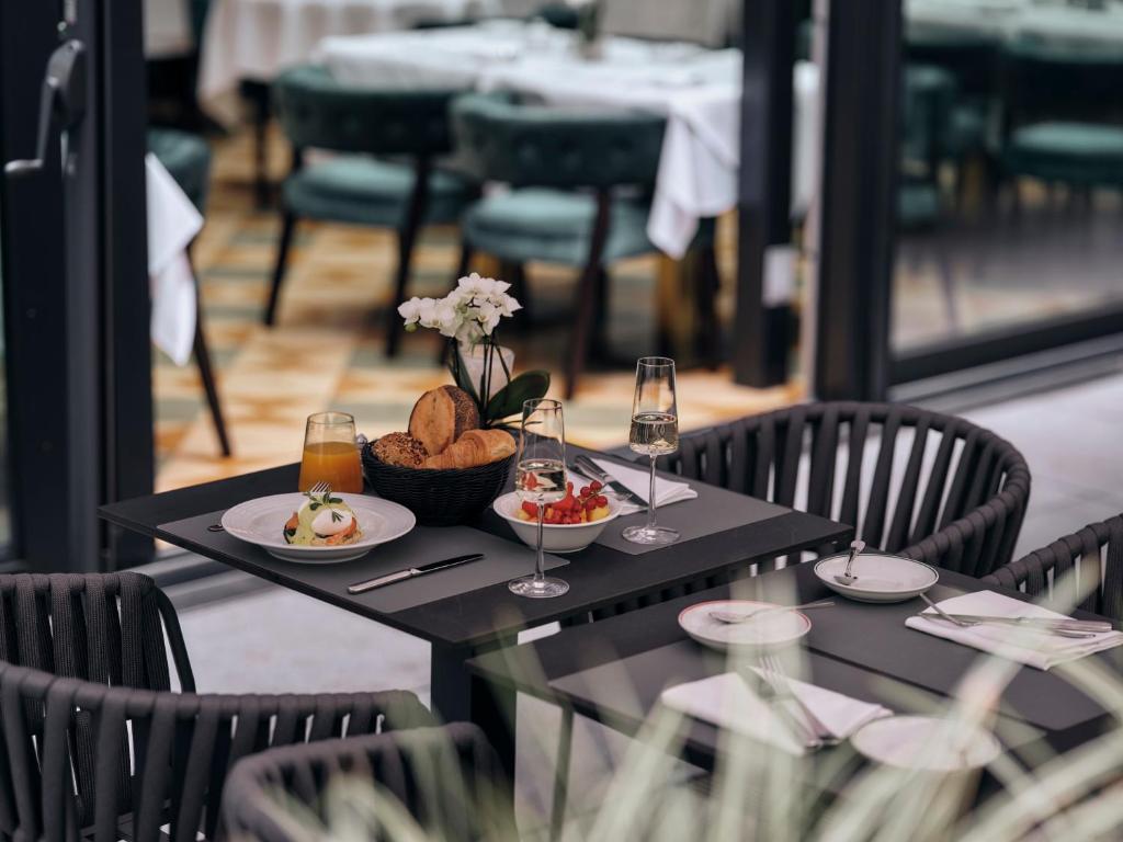 The Wellem, in The Unbound Collection by Hyatt - Resim 17