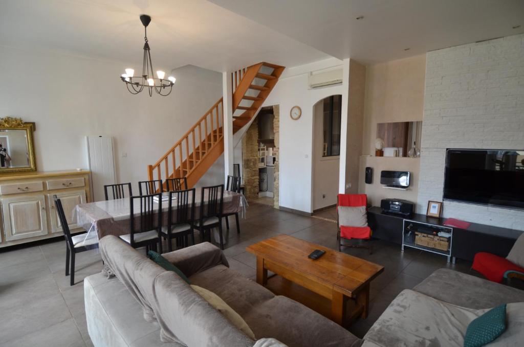 un salon avec un canapé et une table dans l'établissement DUPLEX BORRIGLIONE - Spacieux appartement pour 6 personnes au pied du tram, à Nice