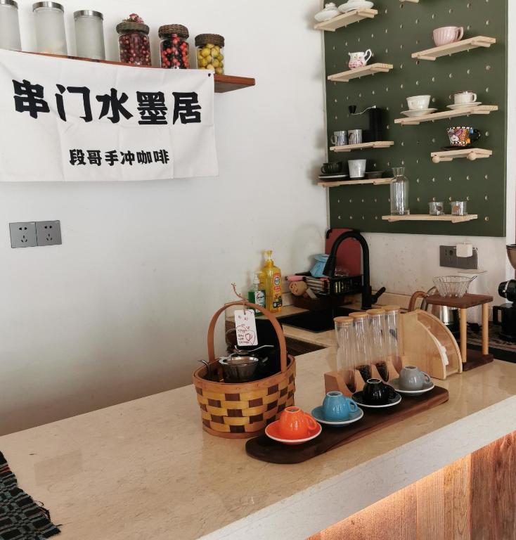 Příslušenství pro přípravu čaje a kávy v ubytování Yangshuo Shui Mo Ju courtyard