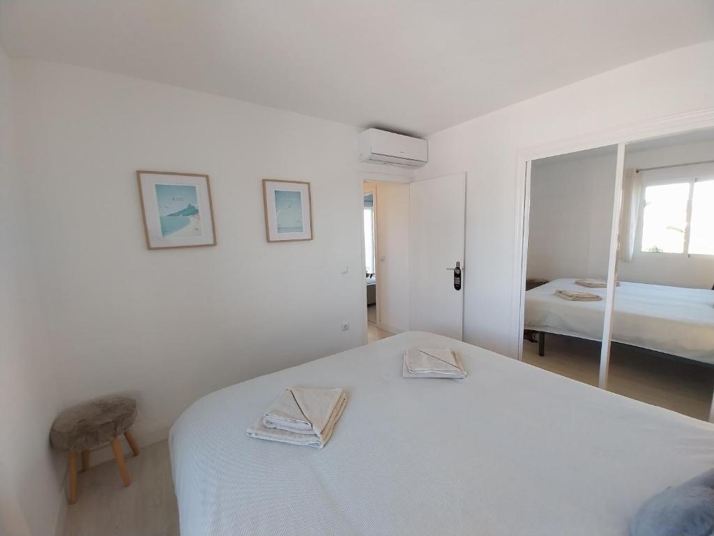 Posteľ alebo postele v izbe v ubytovaní Beach Front Sea View Punta Prima