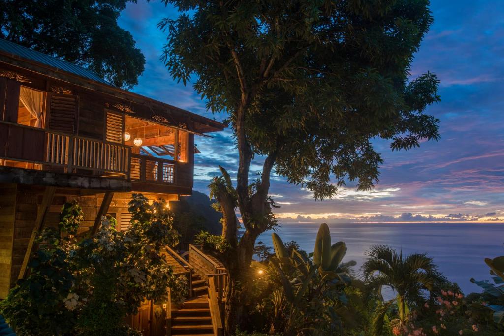 una casa con vistas al océano al atardecer en Castara Retreats, en Castara