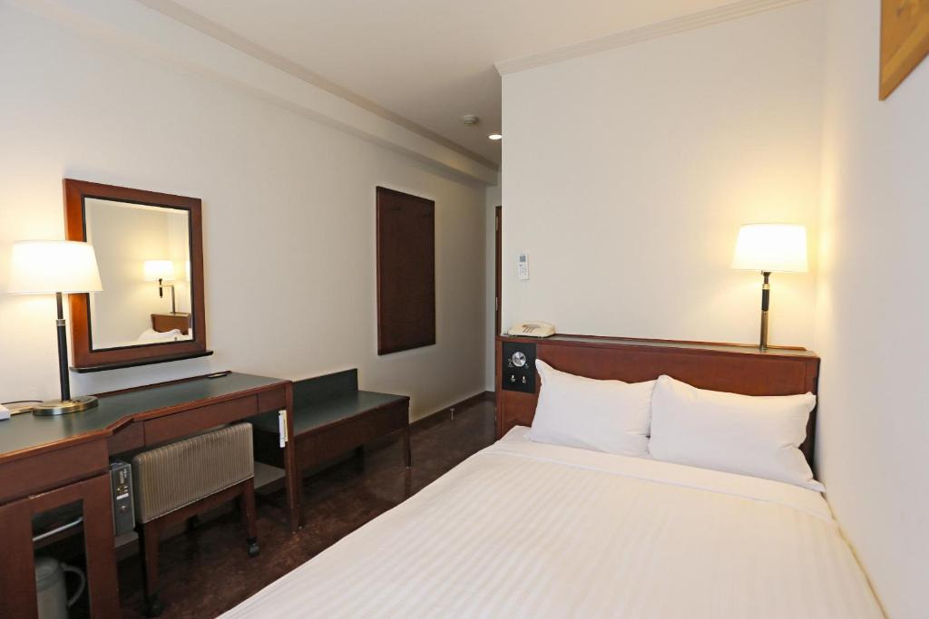 Postel nebo postele na pokoji v ubytování Hotel Castle Inn Suzuka Chuo