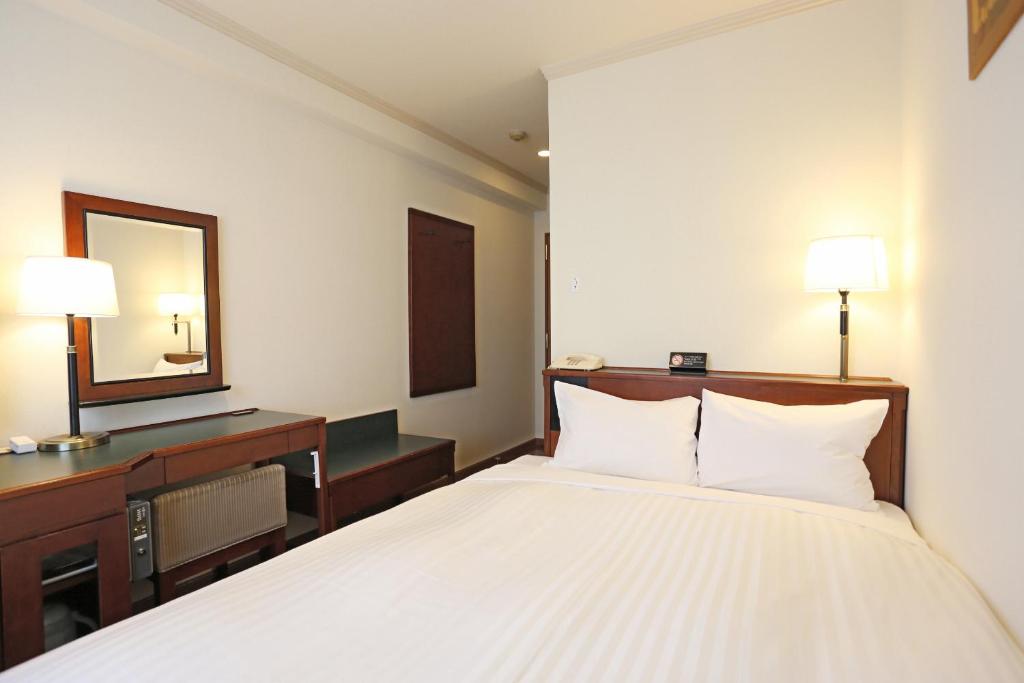 Postel nebo postele na pokoji v ubytování Hotel Castle Inn Suzuka Chuo