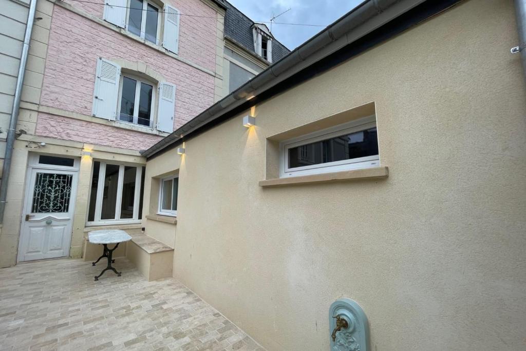 Photo de la galerie de l'établissement Nice house with terrace near beach of Trouville, à Trouville-sur-Mer