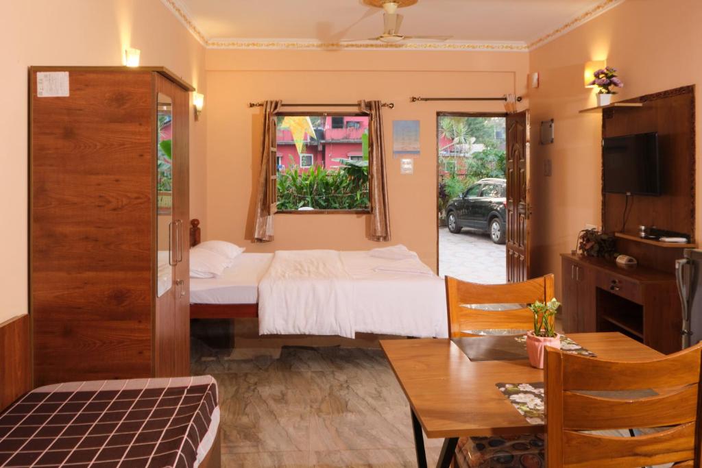 Postel nebo postele na pokoji v ubytování Rodrigues Residency Goa