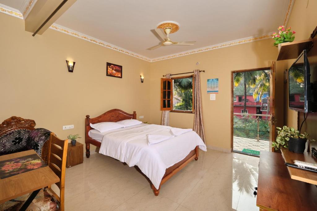 Postel nebo postele na pokoji v ubytování Rodrigues Residency Goa